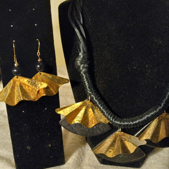 Used not new 2pc jewerly set black cording necklace with gold fan detail&earring - Picture 3 of 3